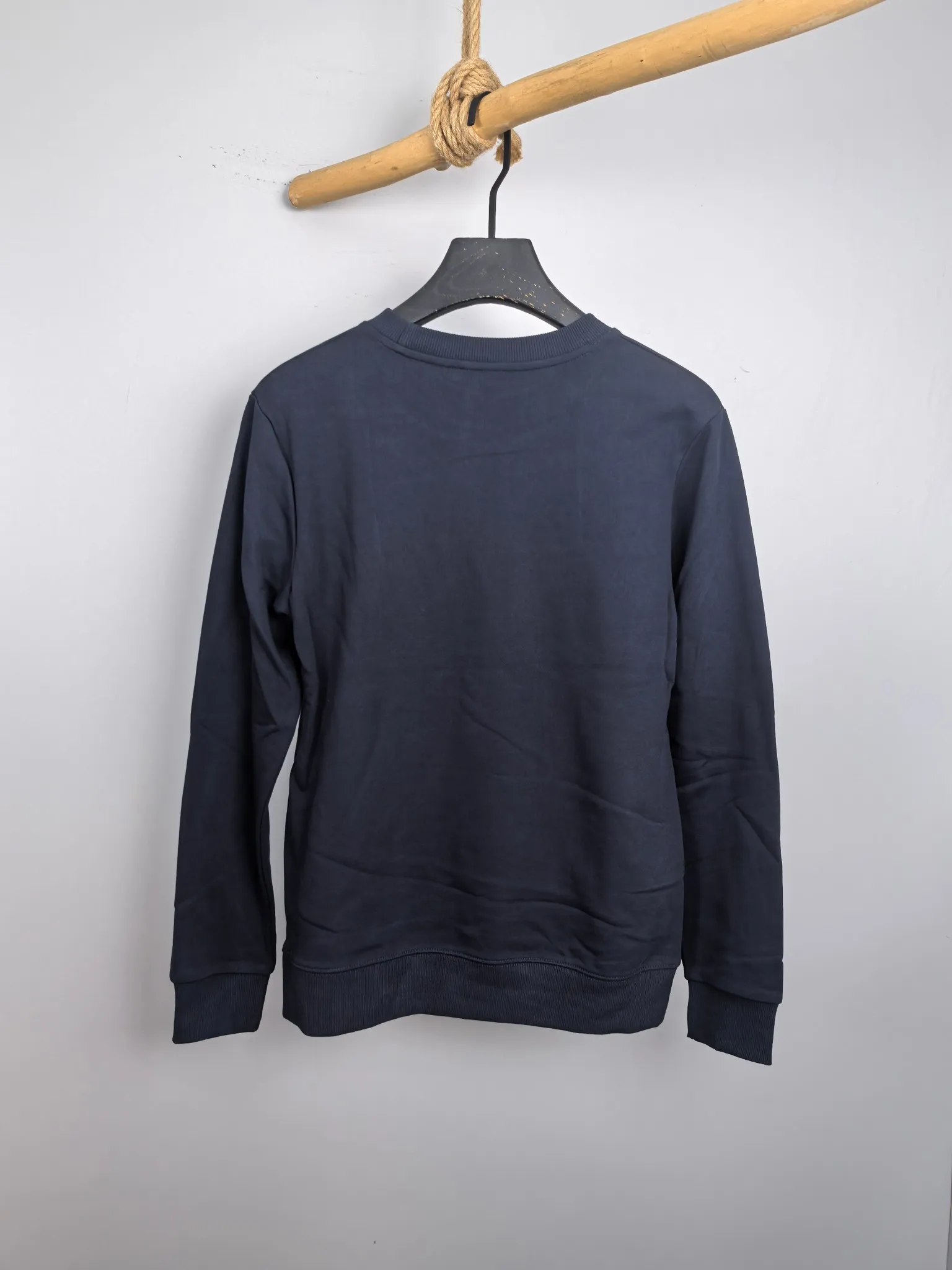 P340 POLO Ralph Lauren 2025 Autumn and Winter New Design Sweatshirt Official website synchronized! This T-shirt combines minimalist design with exquisite details. The oversize trim is reminiscent of Tyrolean dress details, summoning modern new ideas, creating a different conceptual pattern, and injecting rich connotation into the traditional cotton T-shirt. The LOGO on the front graphic webbing is unique and makes the brand more distinguished. It highlights the style of a big brand, sets off the minimalist design style, and reveals the elegance at a glance! As a brand that pursues design and tailoring techniques, the materials used will never disappoint! The body of this shirt is made of Solona cotton blended 400g fabric, which is noble and exquisite. The cotton surface is full, soft and skin-friendly. In short, such a classic style is a must-have for autumn and winter! M-4XL